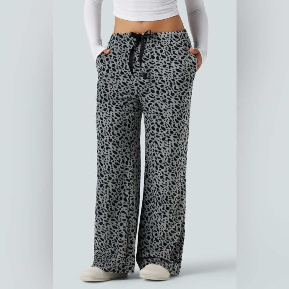 HALARA Mid-Rise Drawstring Leopard Print Fleece Casual Baggy Pants with Pockets